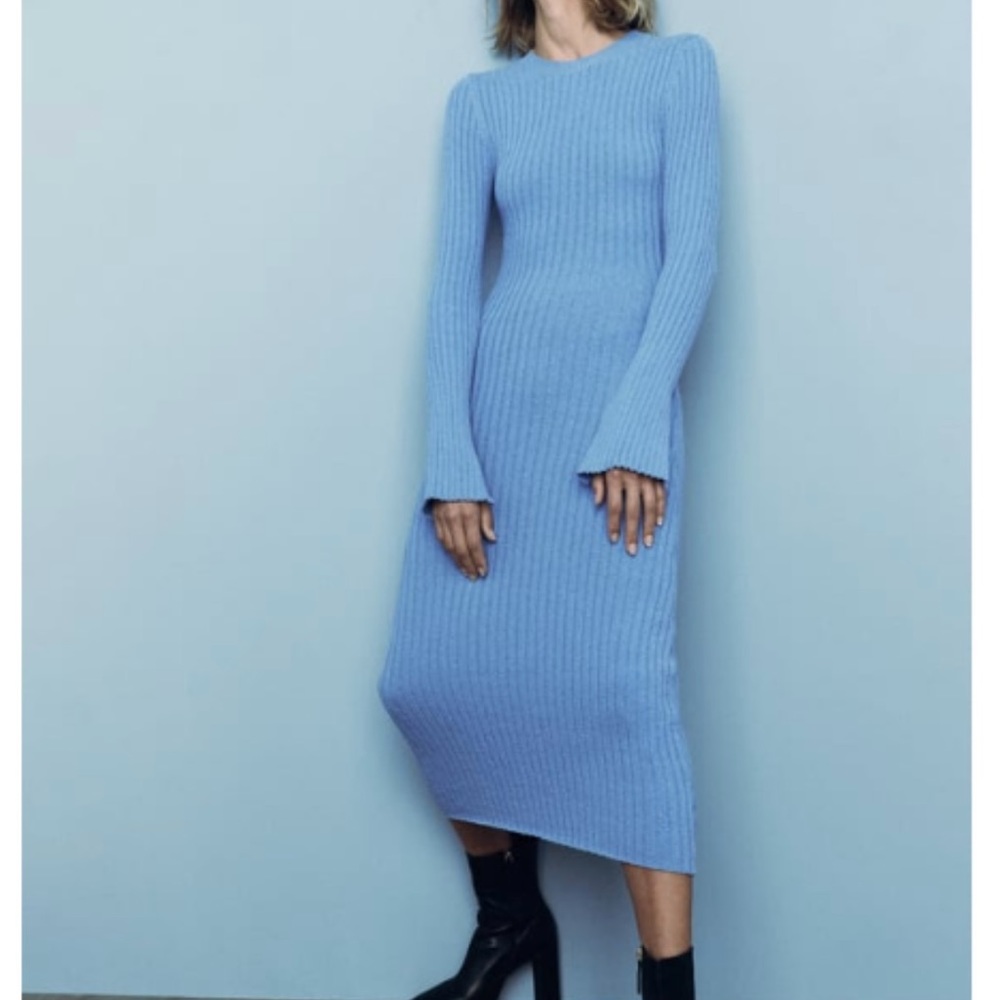 RIBBED KNIT DRESS
BLUE - Small